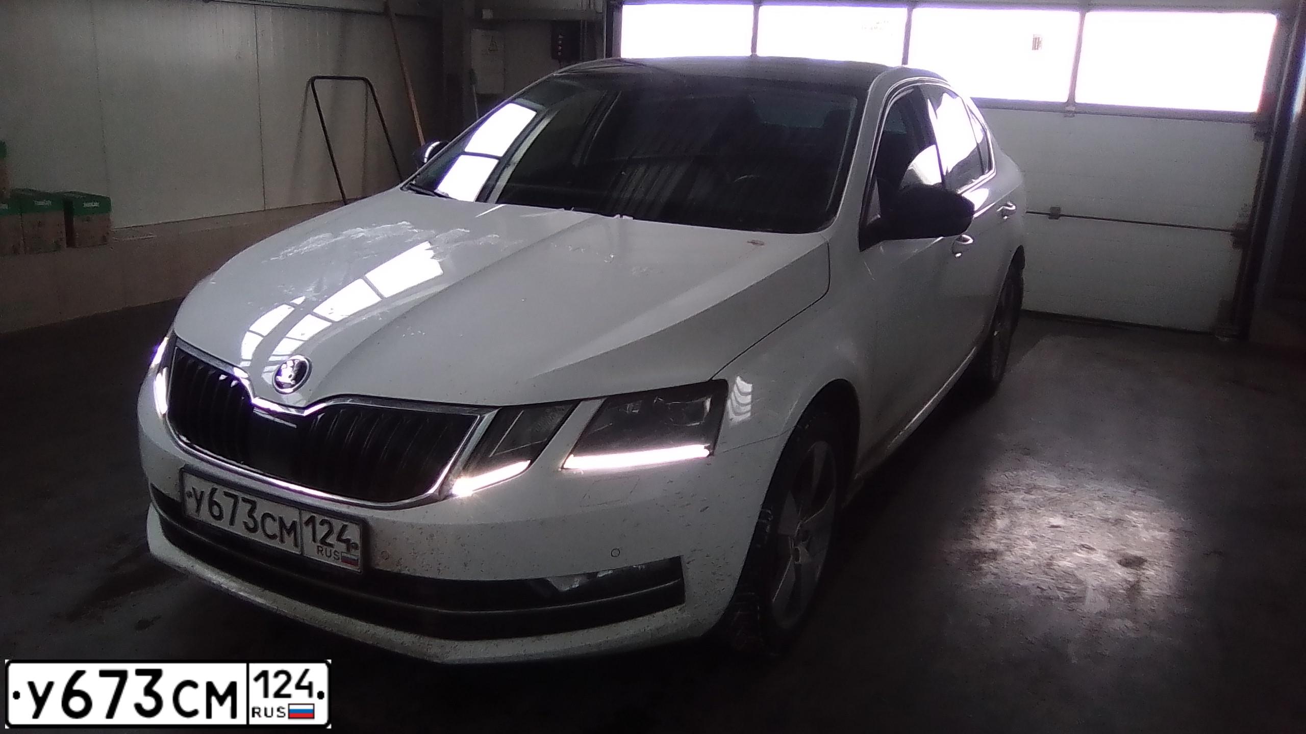 Фото автомобиля SKODA OCTAVIA, 2018 — госномер Р339КК198. Цвет: Белый
