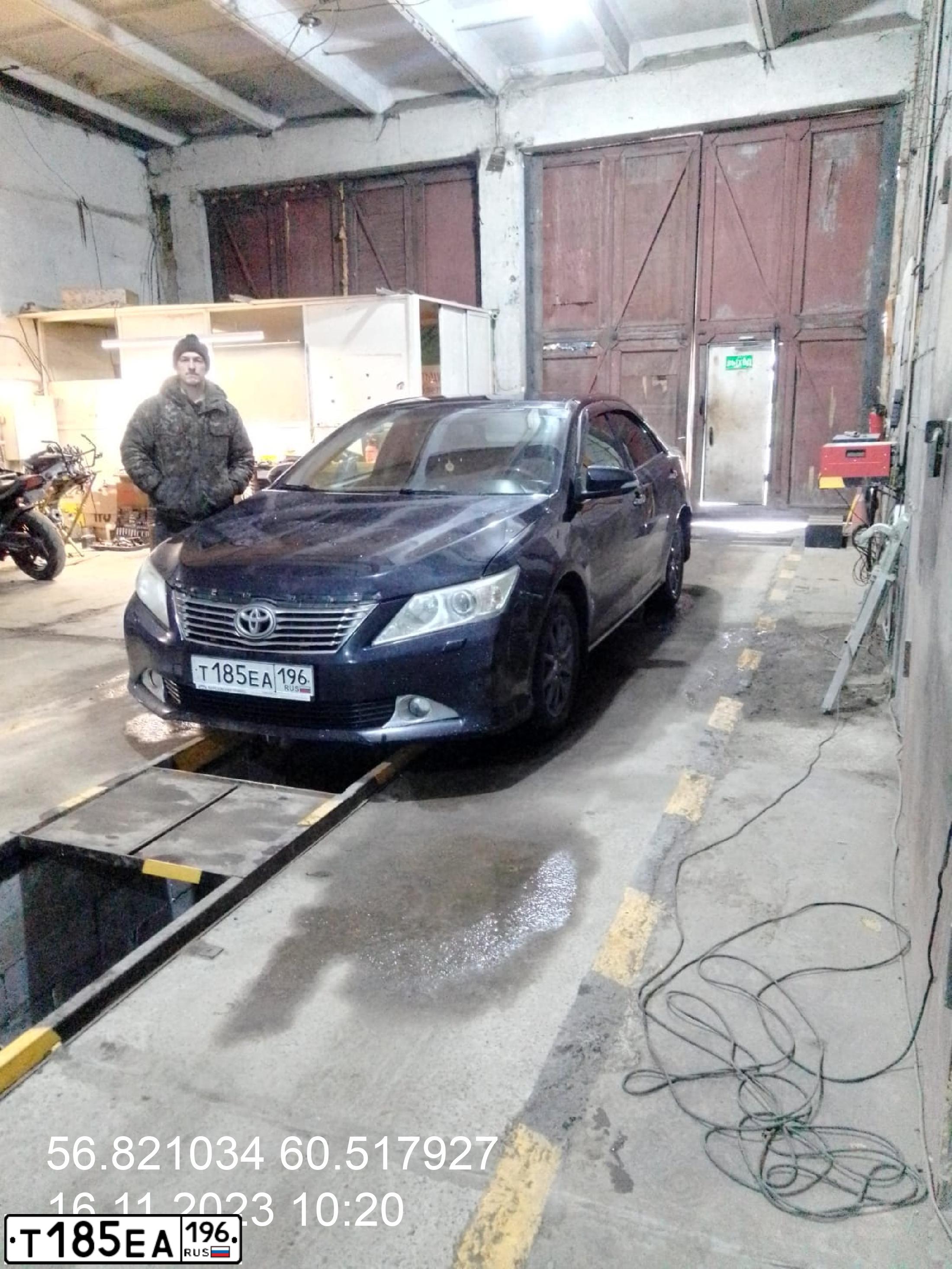 Фото автомобиля TOYOTA CAMRY, 2012 — госномер Т185ЕА196. Цвет: ЧЕРНЫЙ