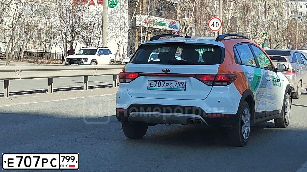 Фото автомобиля KIA RIO, 2019 — госномер Е707РС799. Цвет: Белый