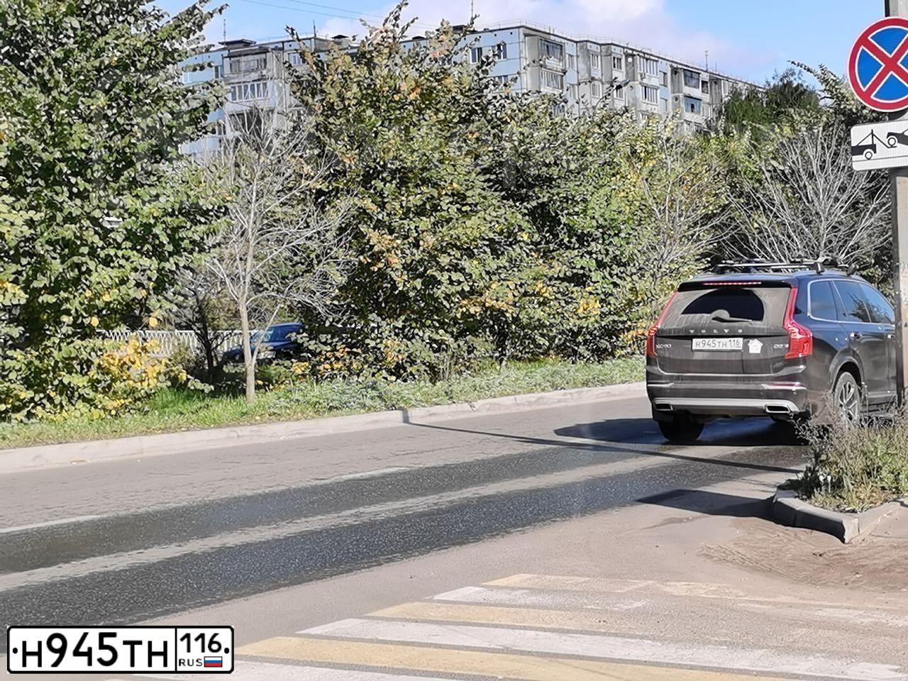 Фото автомобиля VOLKSWAGEN TOUAREG, 2011 — госномер Н945ТН116. Цвет: КОРИЧНЕВЫЙ