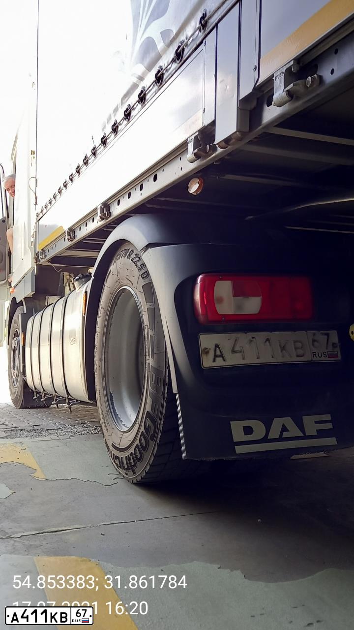 Фото автомобиля DAF XF 105 FT /4X2/, 2018 — госномер А411КВ67. Цвет: БЕЛЫЙ