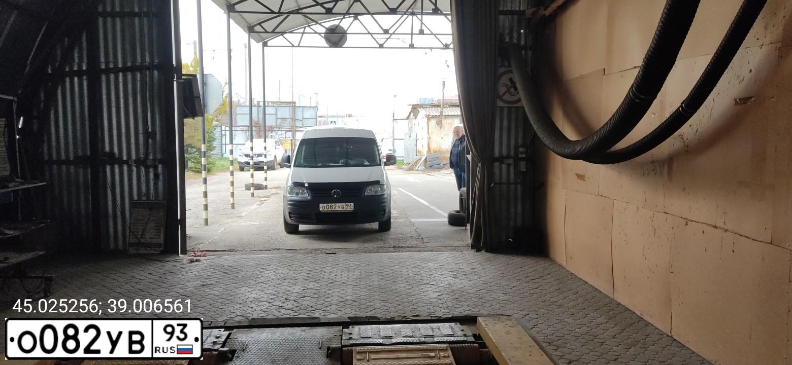 Фото автомобиля VOLKSWAGEN CADDY, 2006 — госномер О082УВ93. Цвет: БЕЛЫЙ