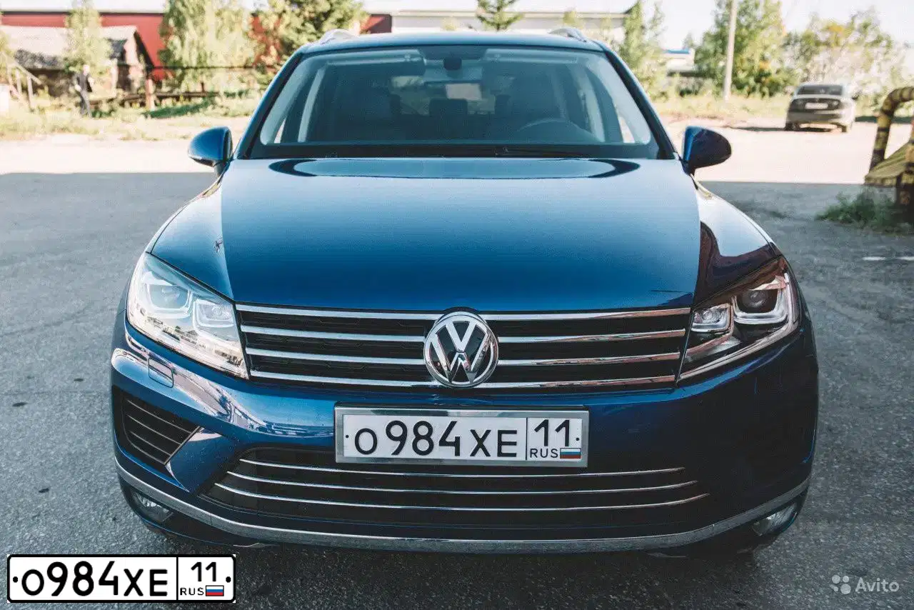 Фото автомобиля VOLKSWAGEN TOUAREG, 2014 — госномер О984ХЕ11. Цвет: ЯРКО-СИНИЙ