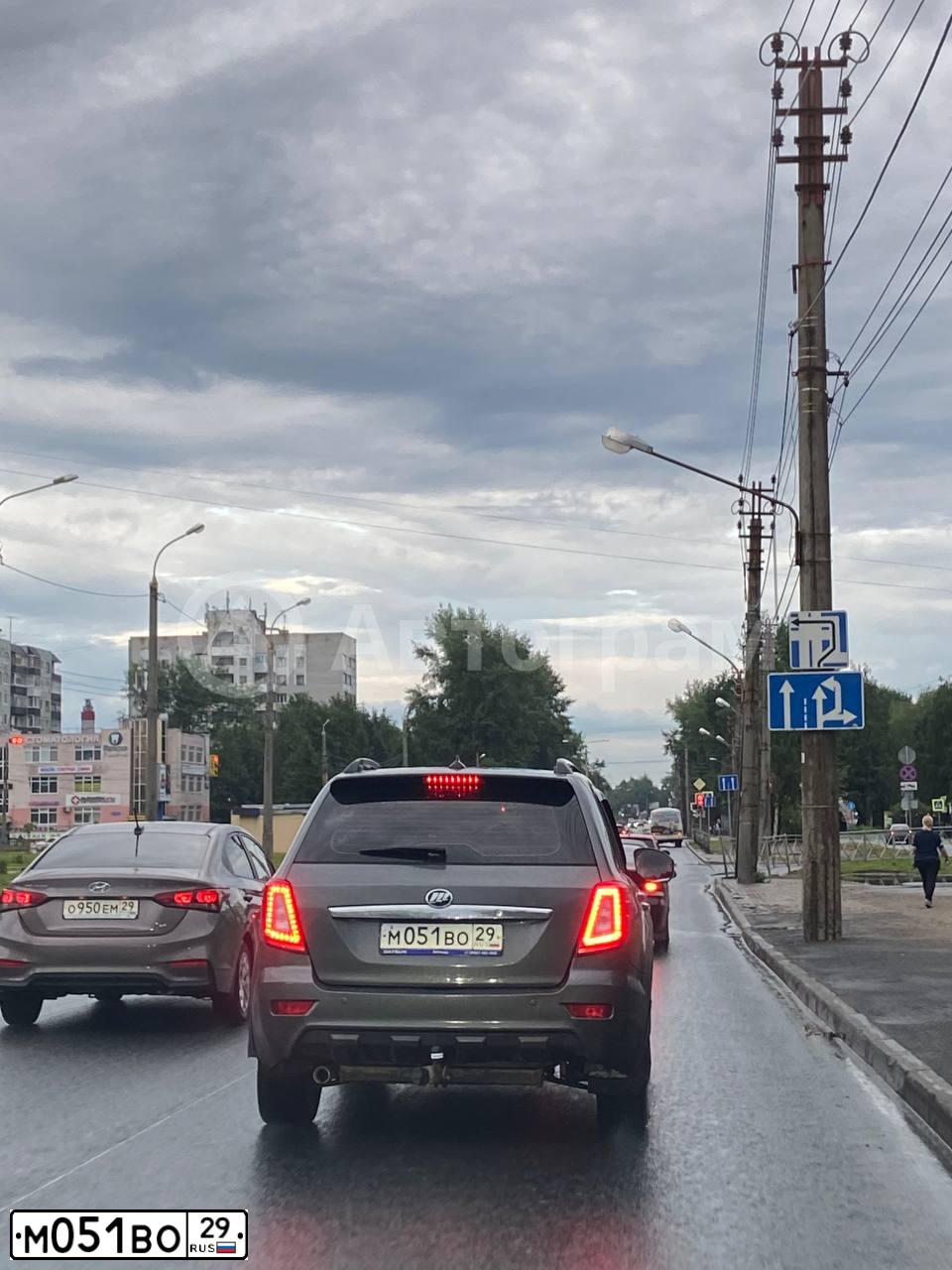 Фото автомобиля LIFAN X 60, 2013 — госномер М051ВО29. Цвет: СТАЛЬНОЙ (СЕРЫЙ)