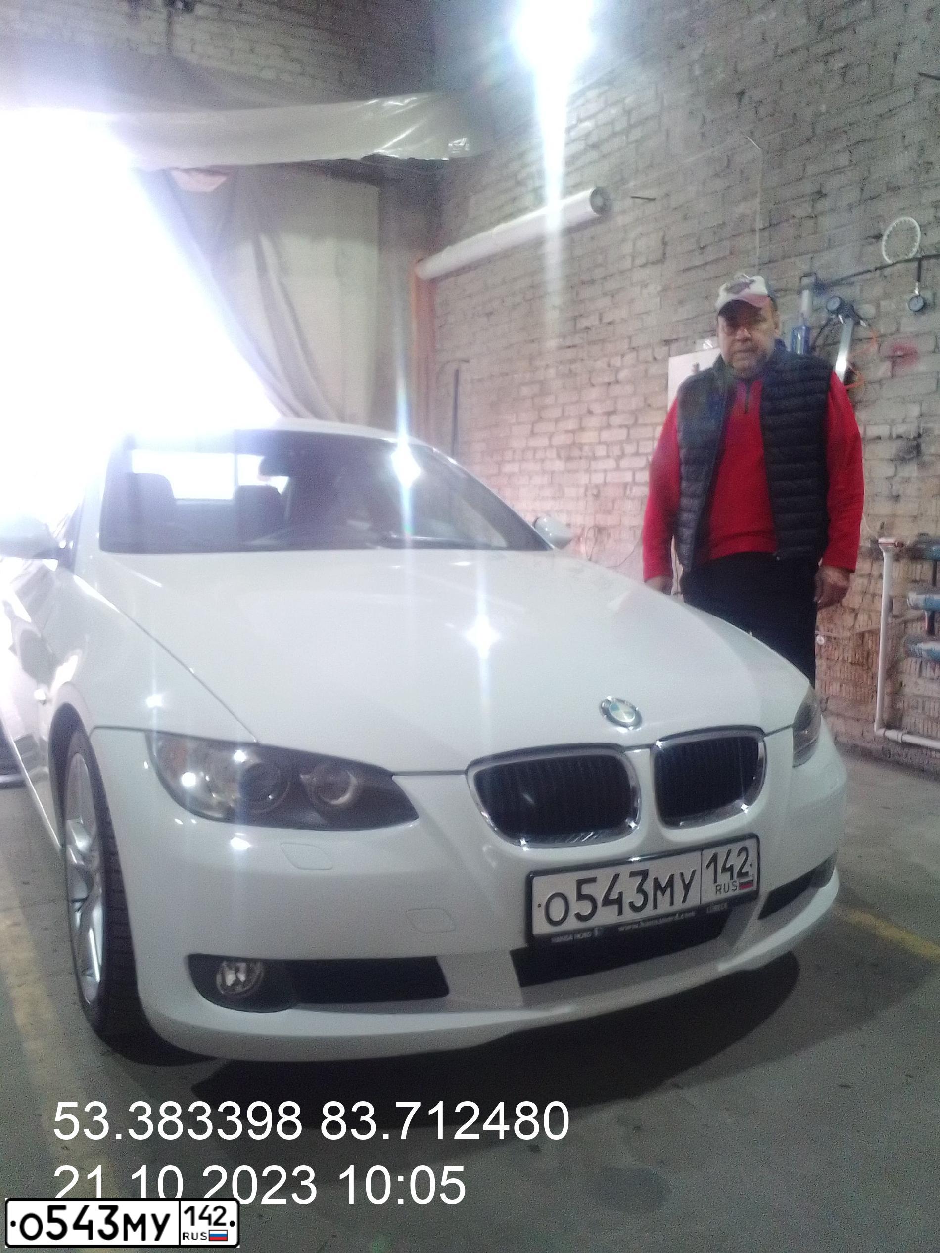 Фото автомобиля BMW SERIE 3, 2008 — госномер В440ТТ124. Цвет: Белый