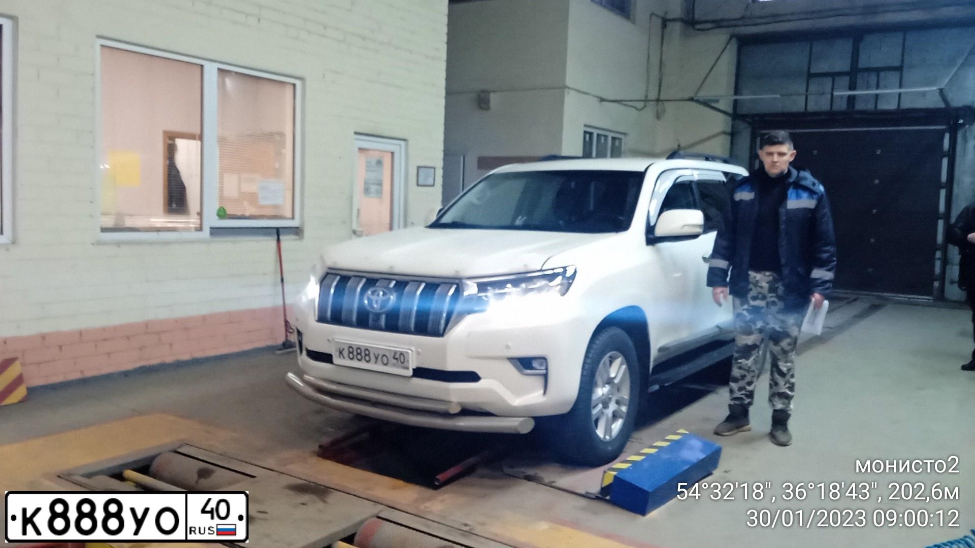 Фото автомобиля TOYOTA LAND CRUISER 150, 2011 — госномер У612НТ48. Цвет: Белый