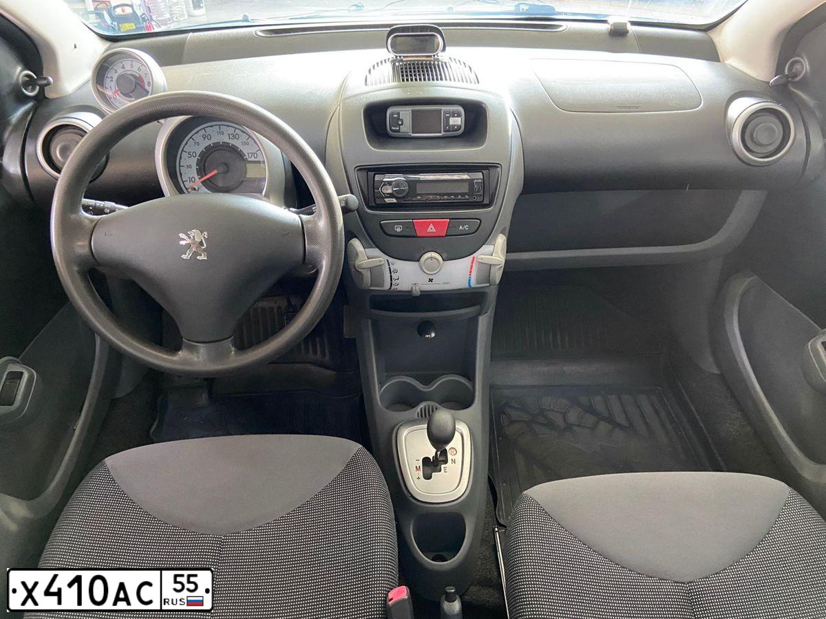 Фото автомобиля PEUGEOT 107, 2007 — госномер У989ЕХ55. Цвет: СЕРЫЙ