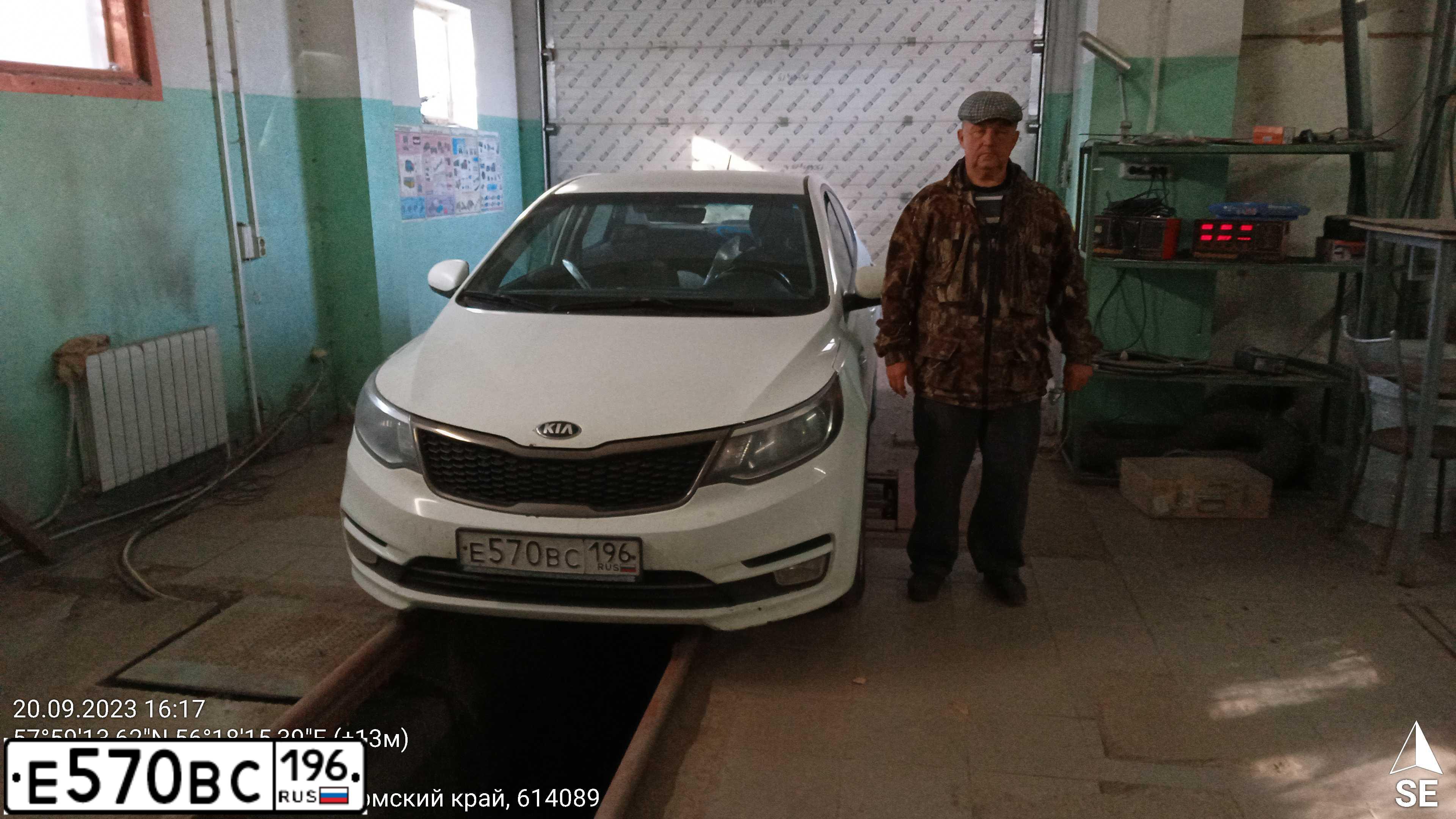 Фото автомобиля KIA RIO, 2015 — госномер Е570ВС196. Цвет: БЕЛЫЙ