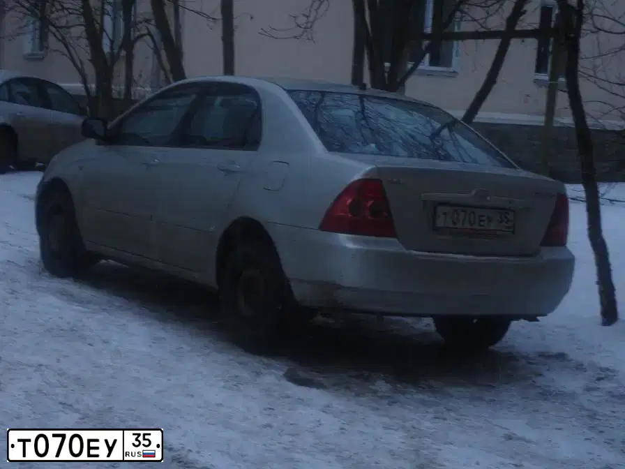 Фото автомобиля TOYOTA COROLLA, 2006 — госномер Т070ЕУ35. Цвет: Серебристый