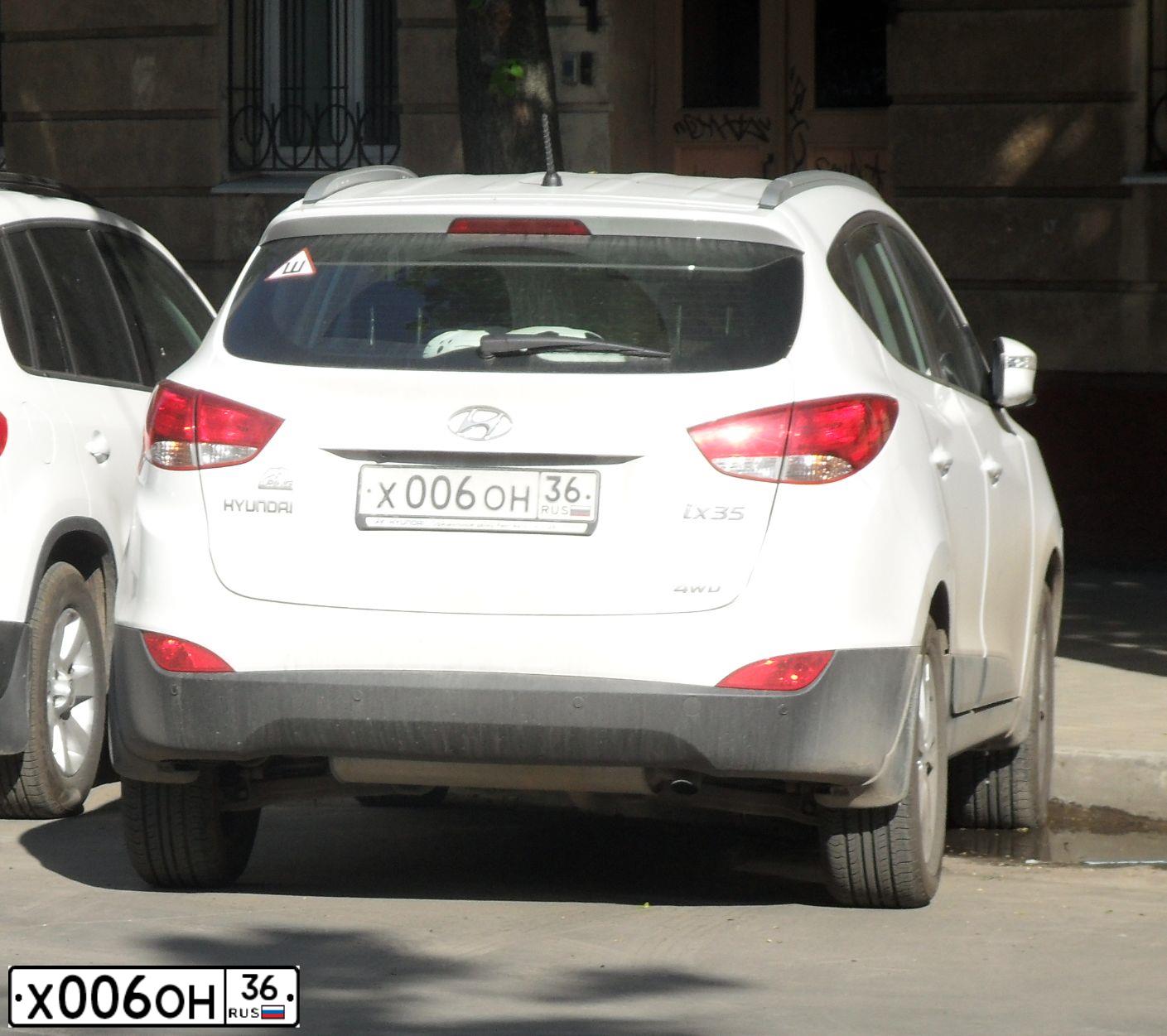 Фото автомобиля HYUNDAI IX35, 2012 — госномер У882СТ799. Цвет: Белый