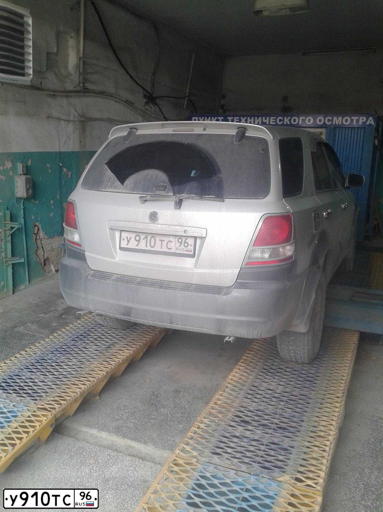Фото автомобиля KIA SORENTO, 2004 — госномер У910ТС96. Цвет: ТЕМНО-СЕРЫЙ