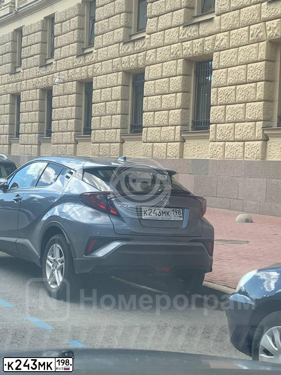 Фото автомобиля TOYOTA C-HR, 2020 — госномер К243МК198. Цвет: СЕРЫЙ