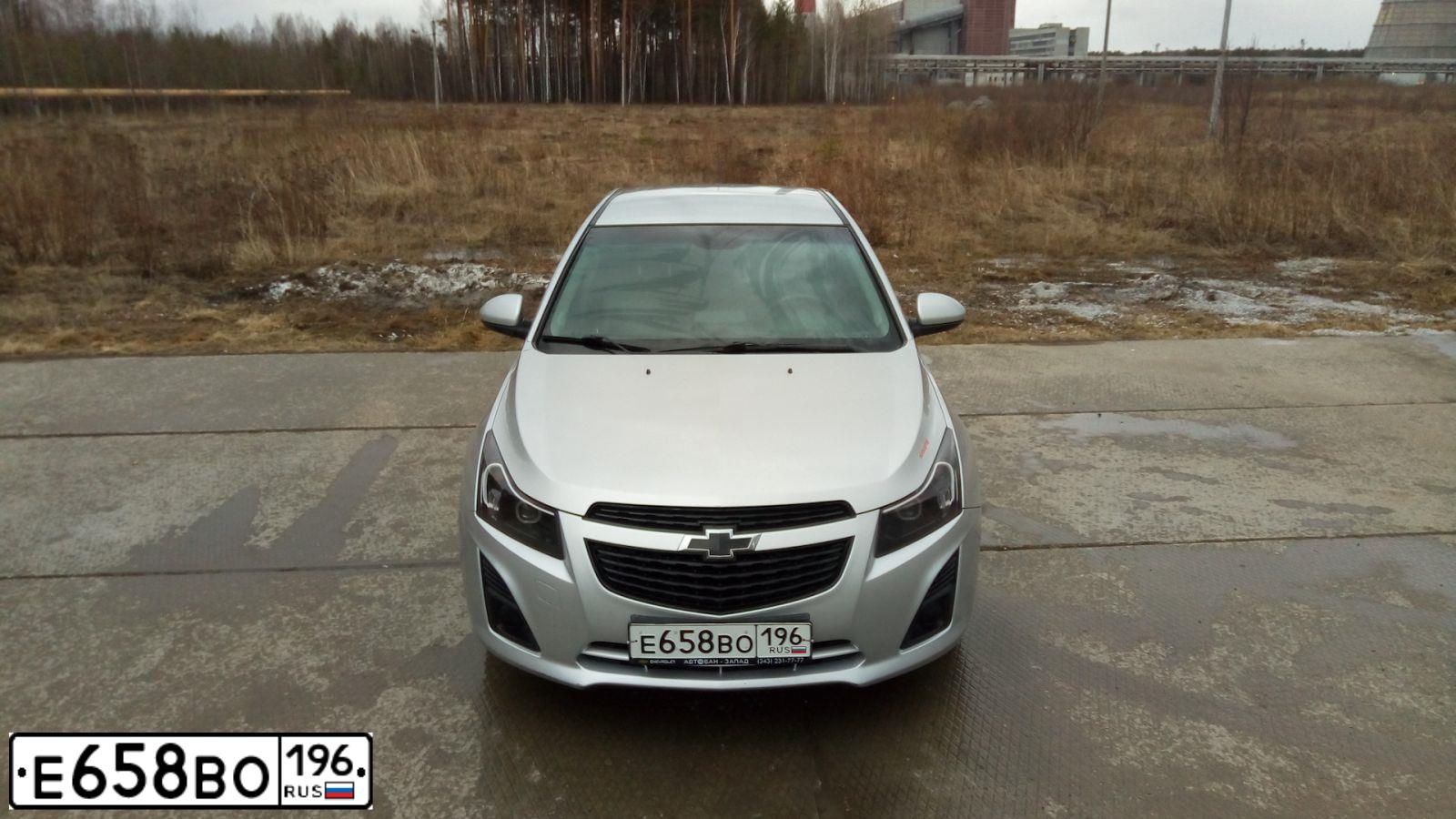 Фото автомобиля CHEVROLET CRUZE, 2013 — госномер Е658ВО196. Цвет: СВЕТЛО-СЕРЫЙ