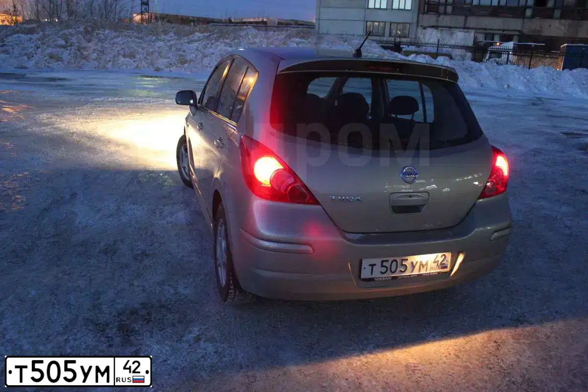 Фото автомобиля NISSAN TIIDA, 2012 — госномер Т505УМ42. Цвет: СВЕТЛО КОРИЧНЕВЫЙ