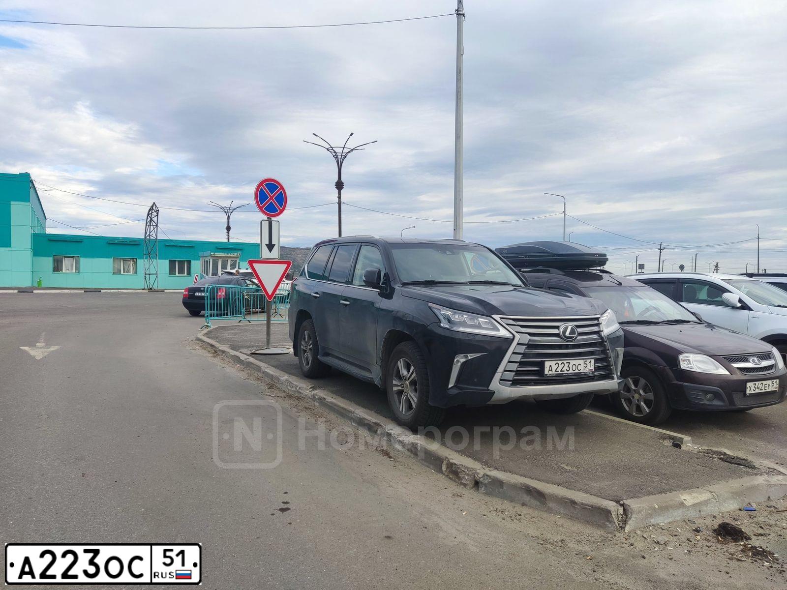 Фото автомобиля LEXUS LX, 2020 — госномер А223ОС51. Цвет: ЧЕРНЫЙ