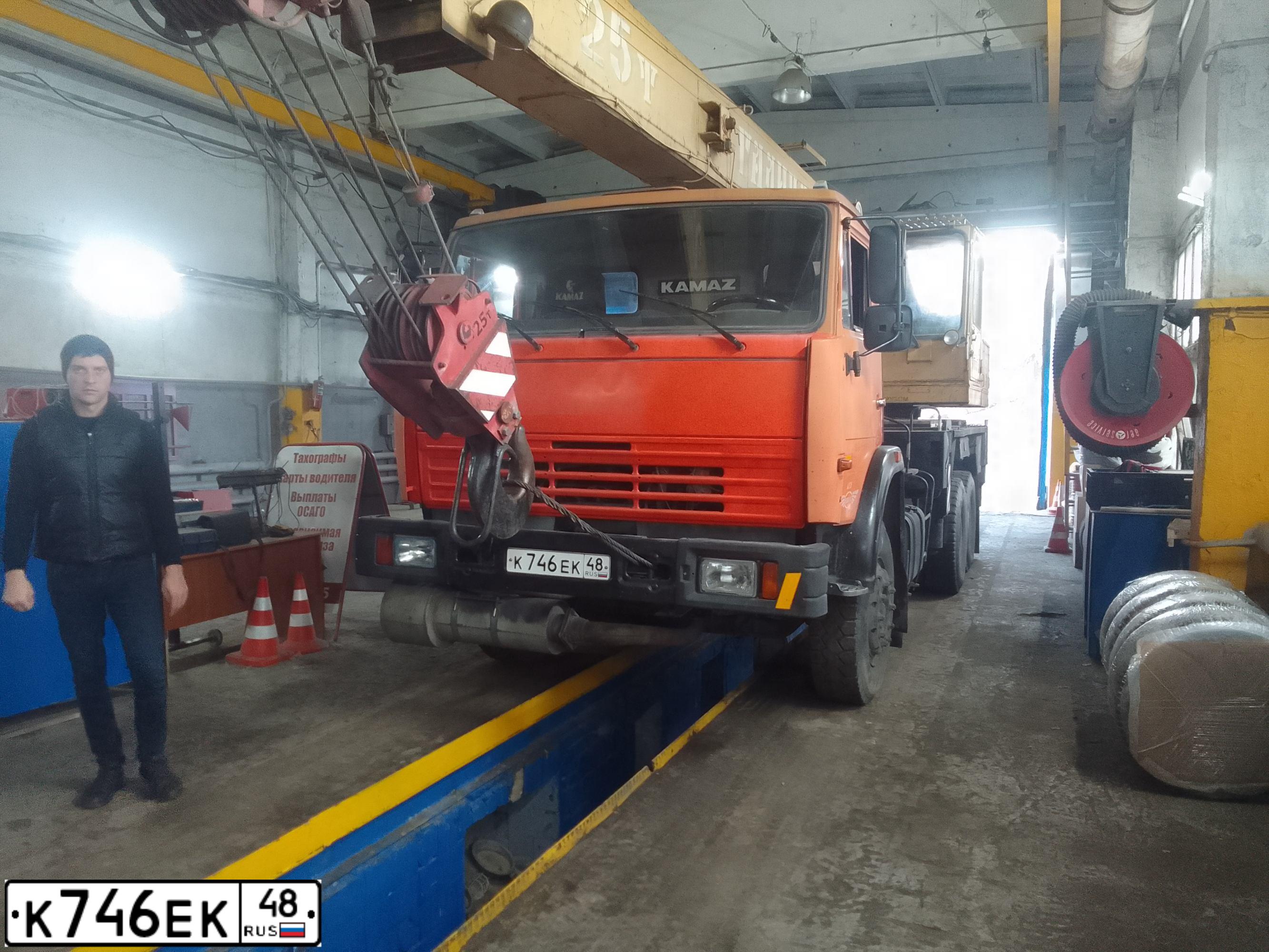 Фото автомобиля KAMAZ 65115 /6X4/, 2008 — госномер К746ЕК48. Цвет: ОРАНЖЕВЫЙ
