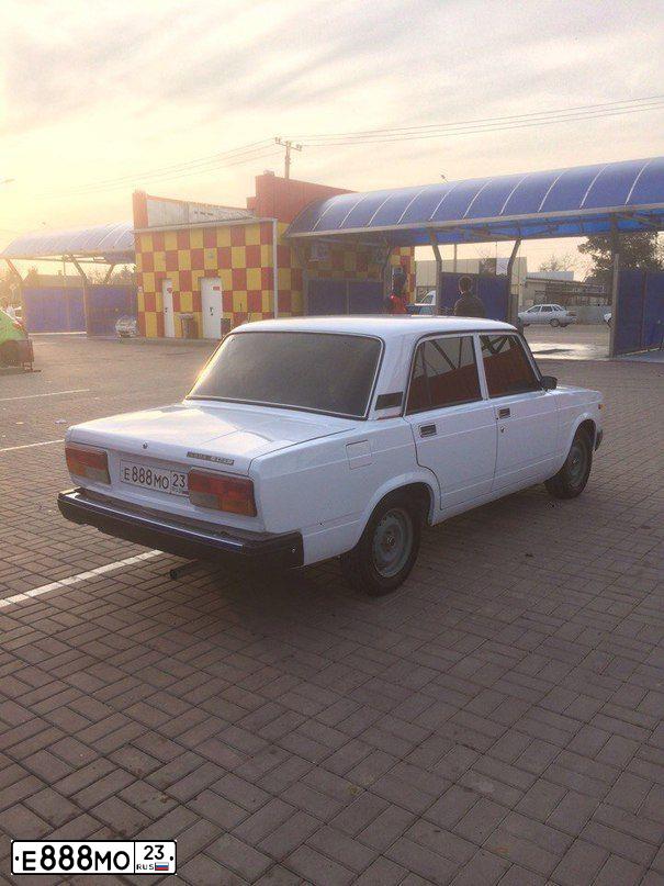 Фото автомобиля LADA 2107, 2008 — госномер Е888МО23. Цвет: ЯРКО-БЕЛЫЙ