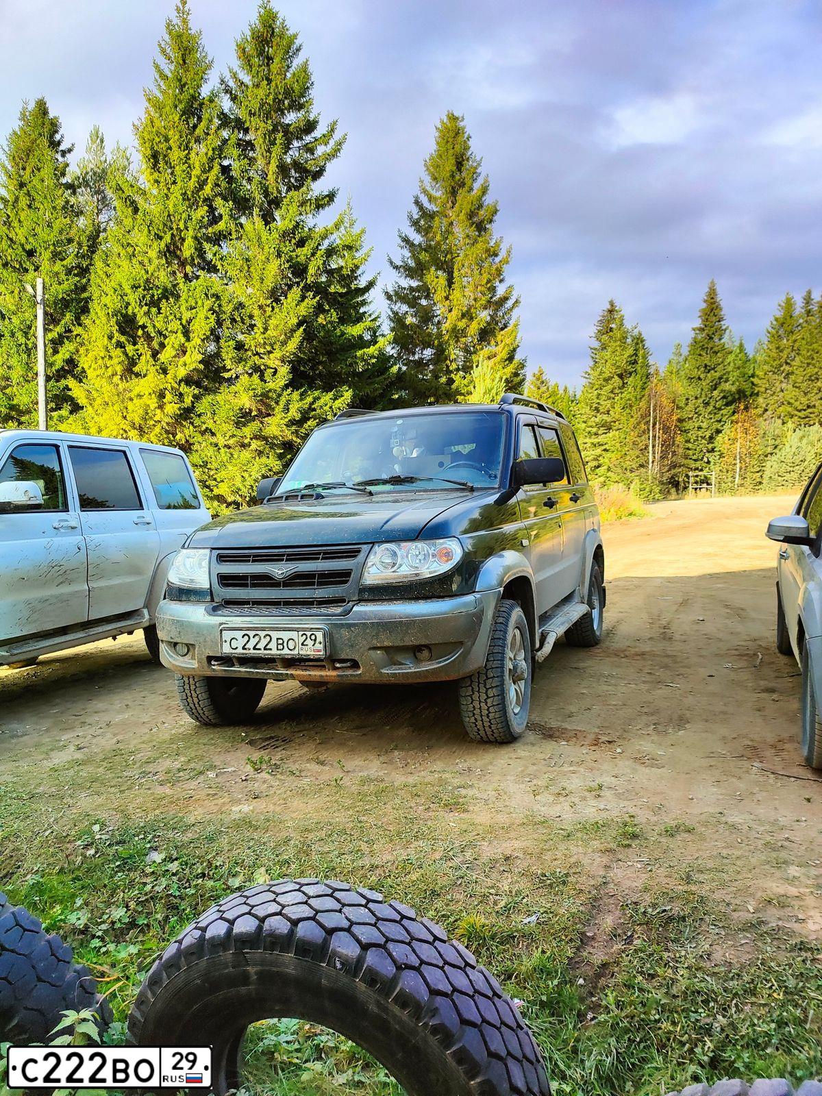 Фото автомобиля UAZ 3163 PATRIOT, 2006 — госномер С222ВО29. Цвет: Темно-зеленый