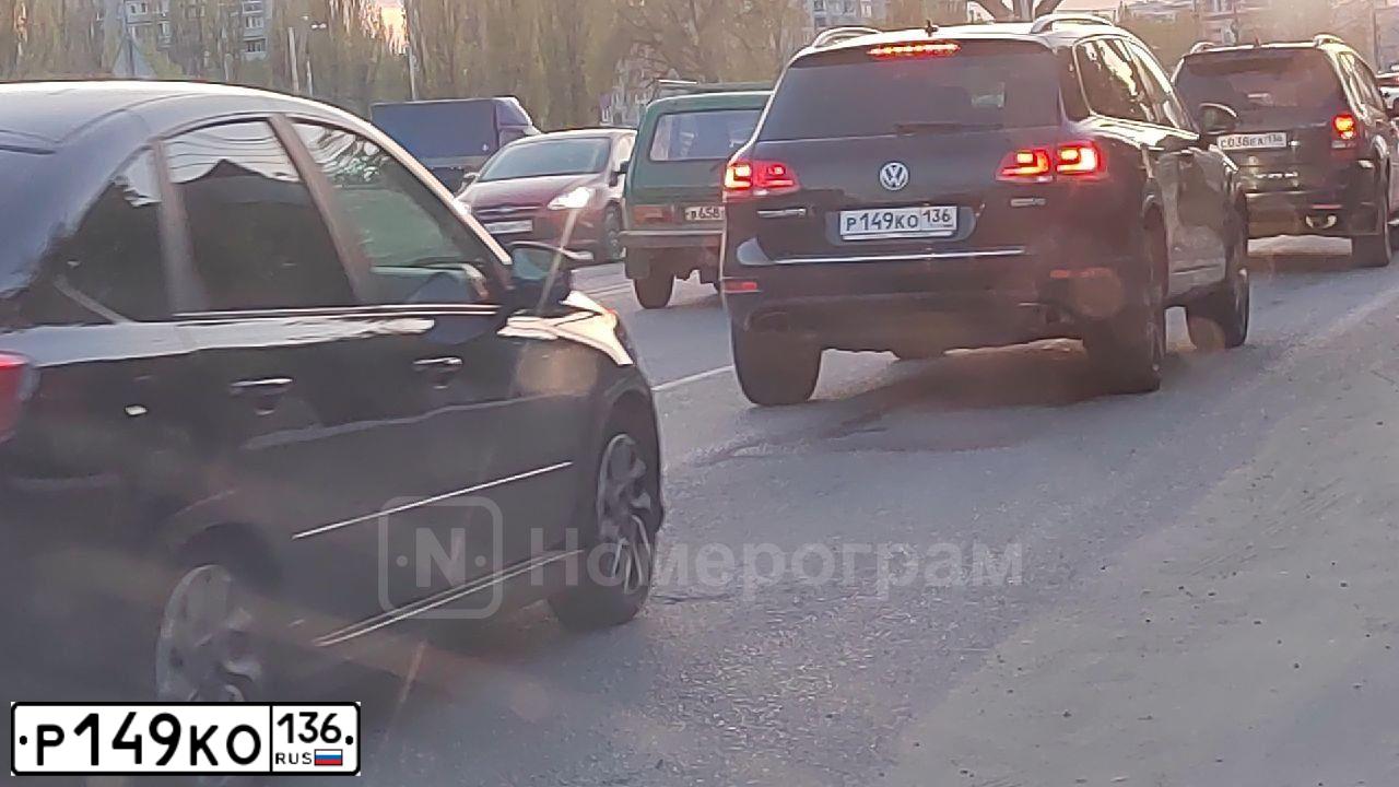 Фото автомобиля VOLKSWAGEN TOUAREG, 2010 — госномер К005ЕО36. Цвет: ЧЕРНЫЙ