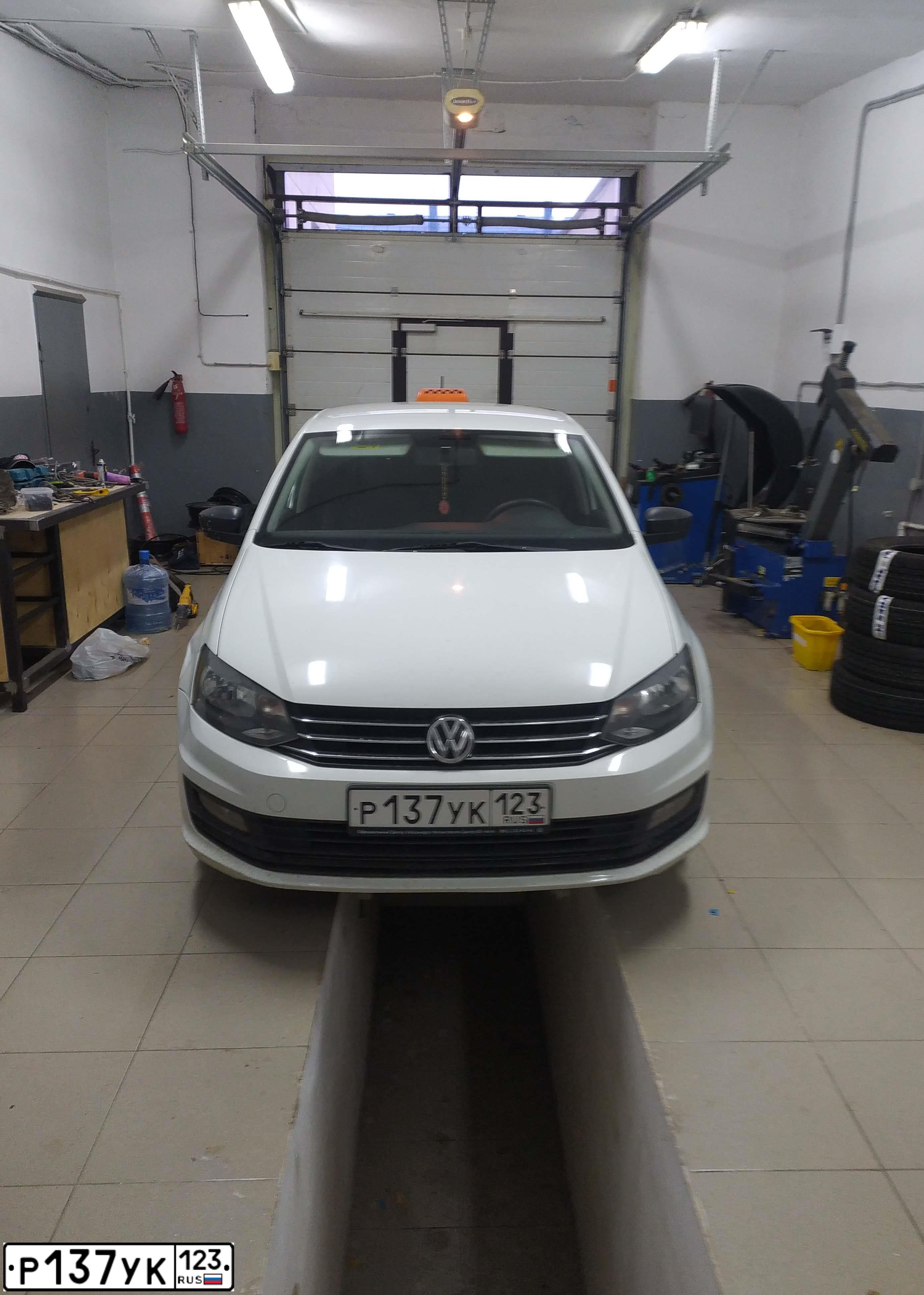 Фото автомобиля VOLKSWAGEN POLO, 2018 — госномер Р137УК123. Цвет: БЕЛЫЙ