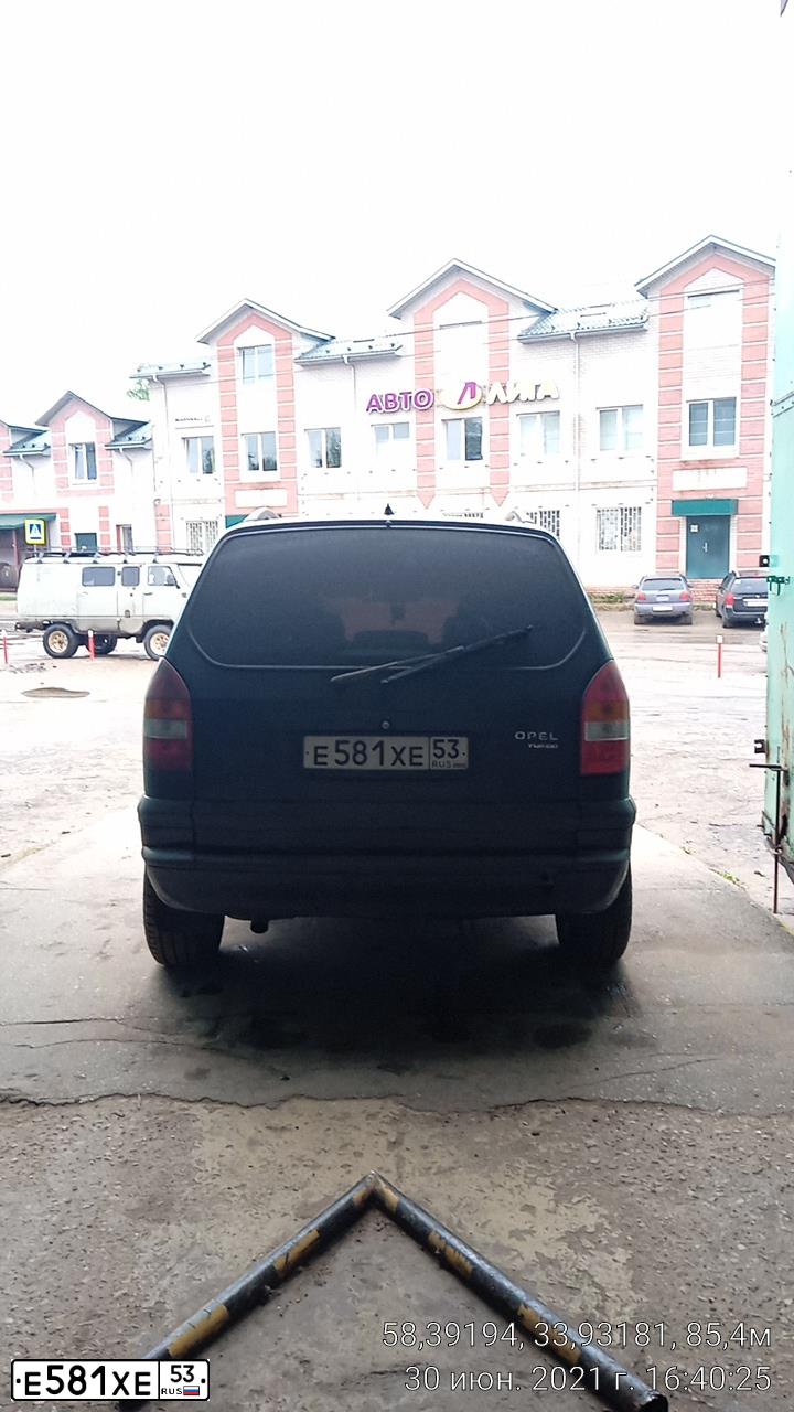 Фото автомобиля OPEL ZAFIRA, 2001 — госномер Е581ХЕ53. Цвет: синий