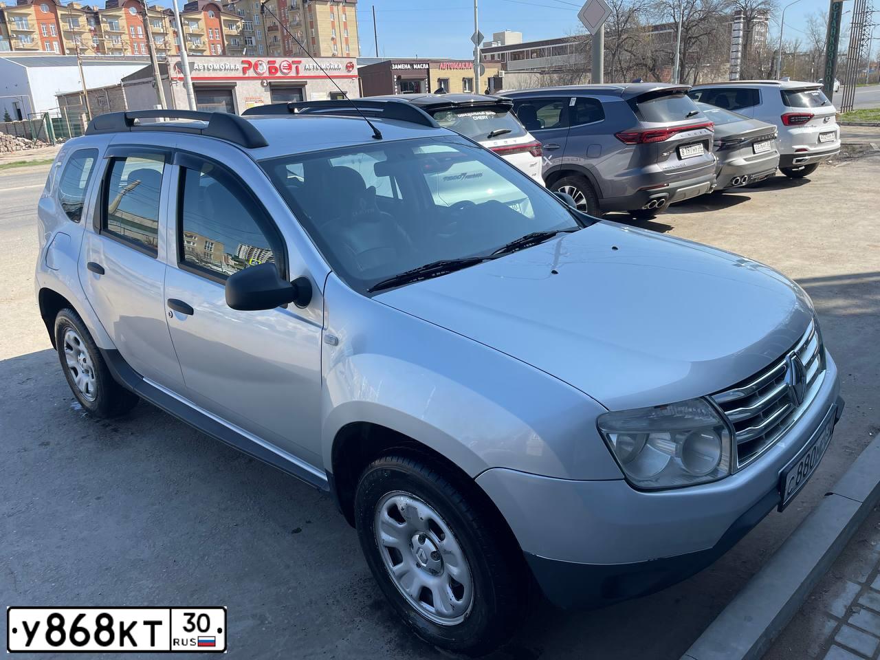 Фото автомобиля RENAULT DUSTER, 2013 — госномер С880НР30. Цвет: СВЕТЛО-СЕРЫЙ