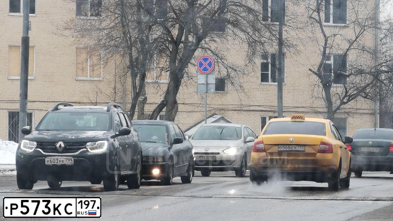 Фото автомобиля SUBARU FORESTER, 2010 — госномер Р573КС197. Цвет: СЕРЫЙ
