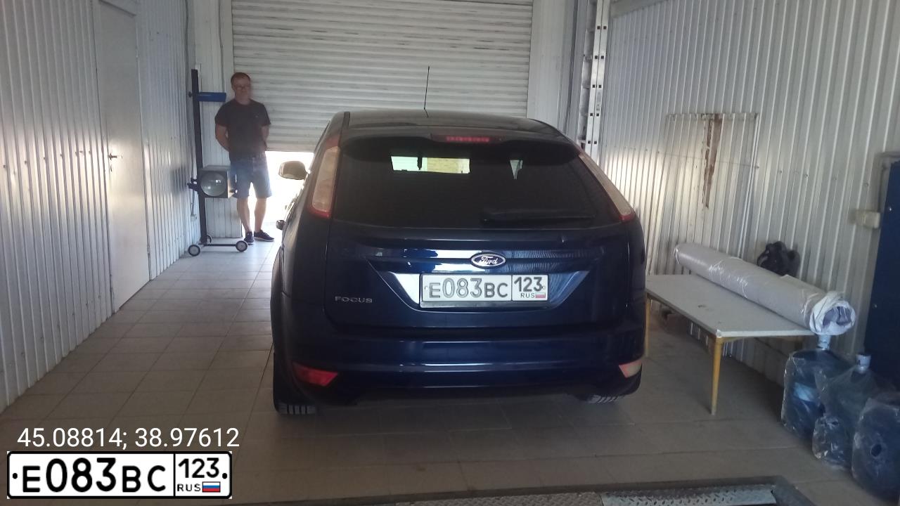 Фото автомобиля FORD FOCUS, 2010 — госномер Е083ВС123. Цвет: ТЕМНО-СИНИЙ