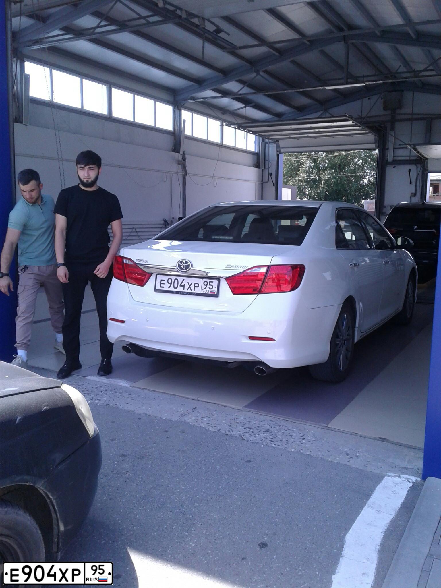 Фото автомобиля TOYOTA CAMRY, 2014 — госномер А111АУ750. Цвет: Белый