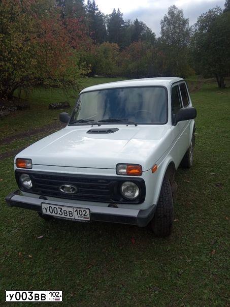 Фото автомобиля LADA NIVA, 2016 — госномер А682ХУ702. Цвет: ЯРКО - БЕЛЫЙ