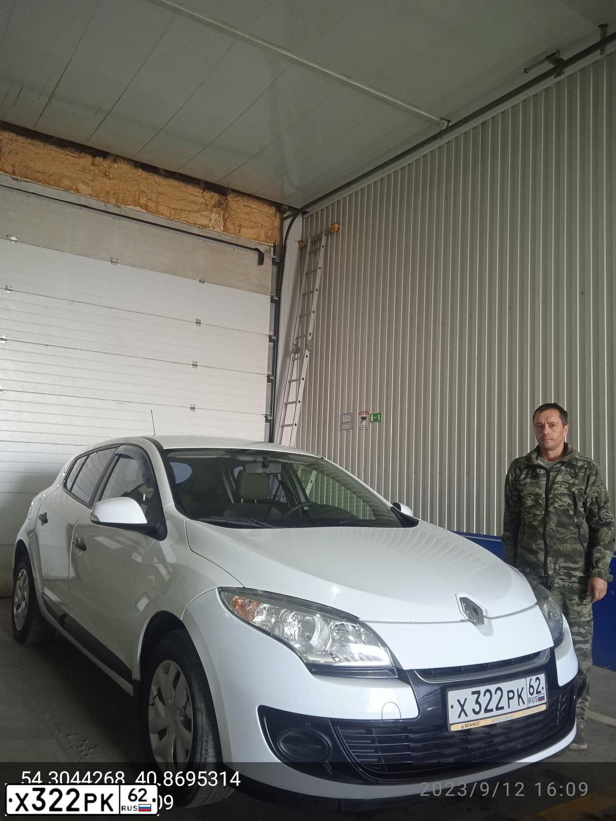 Фото автомобиля RENAULT MEGANE, 2012 — госномер Х322РК62. Цвет: БЕЛЫЙ