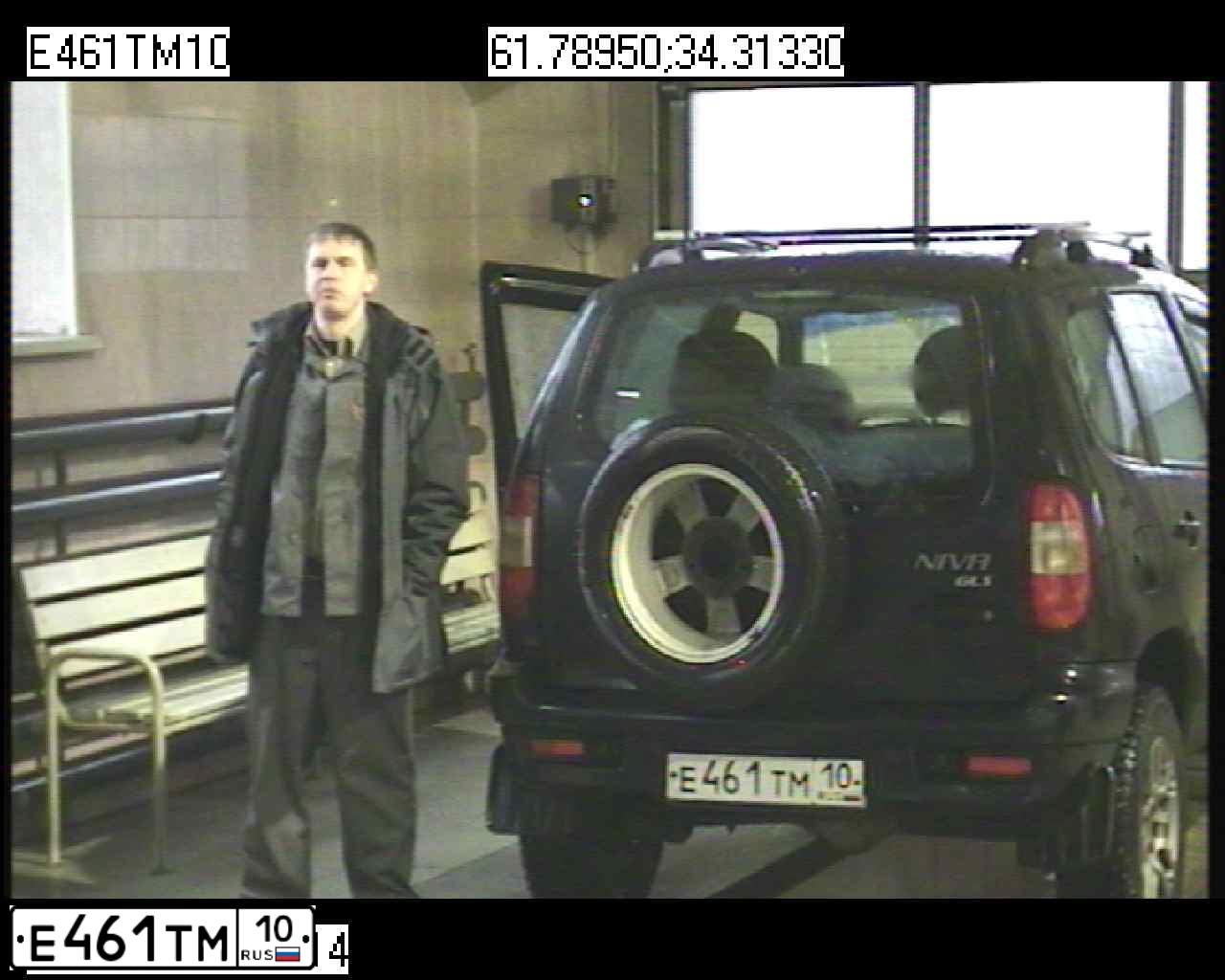 Фото автомобиля CHEVROLET NIVA, 2007 — госномер Е461ТМ10. Цвет: Черно-синий металлик