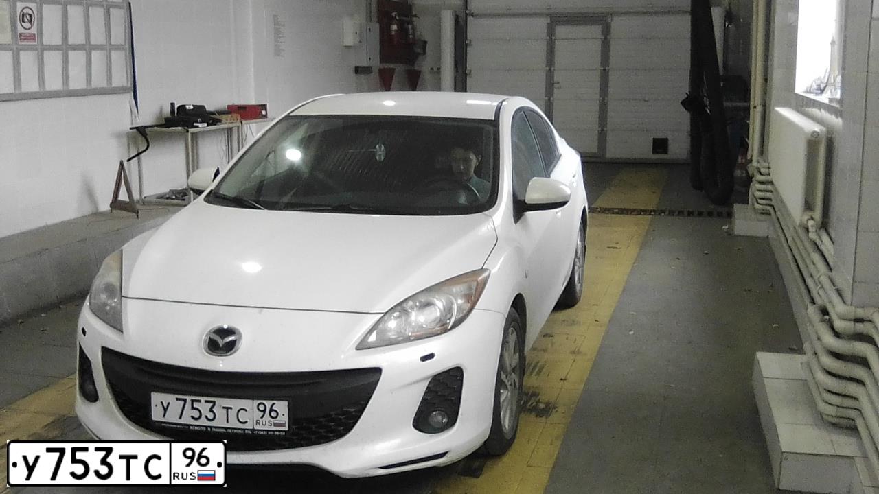 Фото автомобиля MAZDA 3, 2012 — госномер Т889ХН196. Цвет: Белый