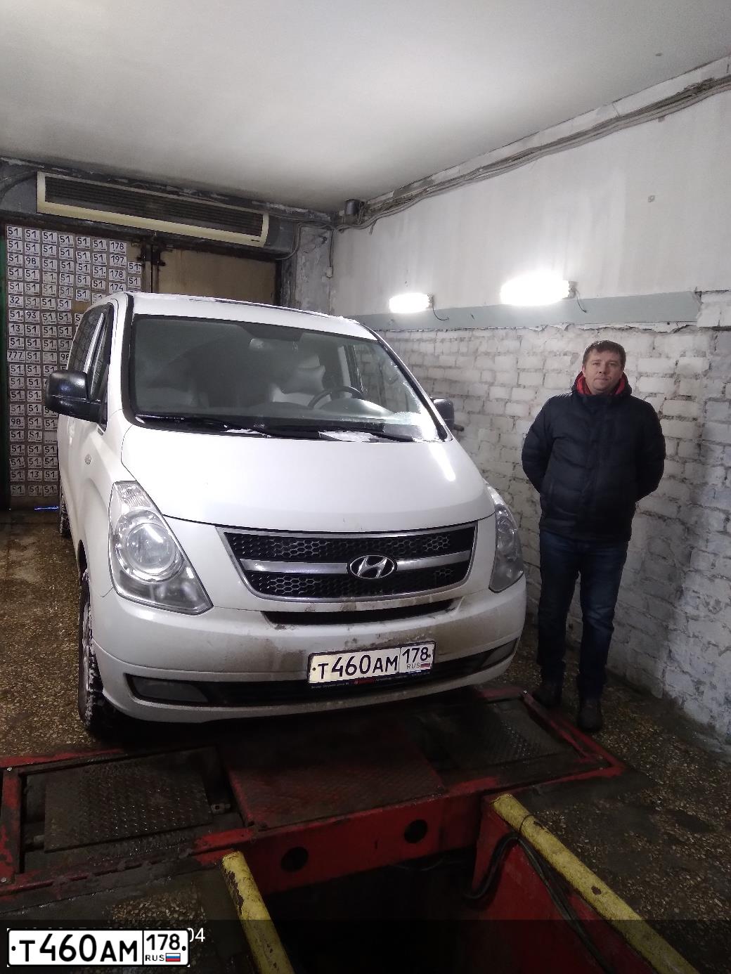 Фото автомобиля HYUNDAI GRAND STAREX, 2014 — госномер В261НС51. Цвет: Белый