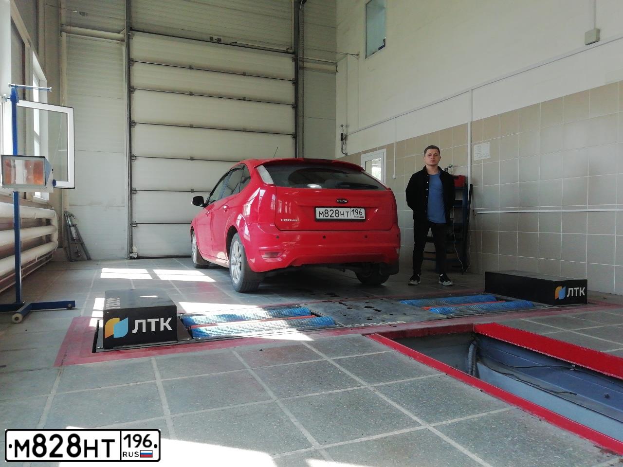 Фото автомобиля FORD FOCUS, 2010 — госномер М828НТ196. Цвет: Красный