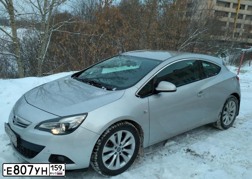 Фото автомобиля OPEL ASTRA, 2012 — госномер О285СМ60. Цвет: Серебристый