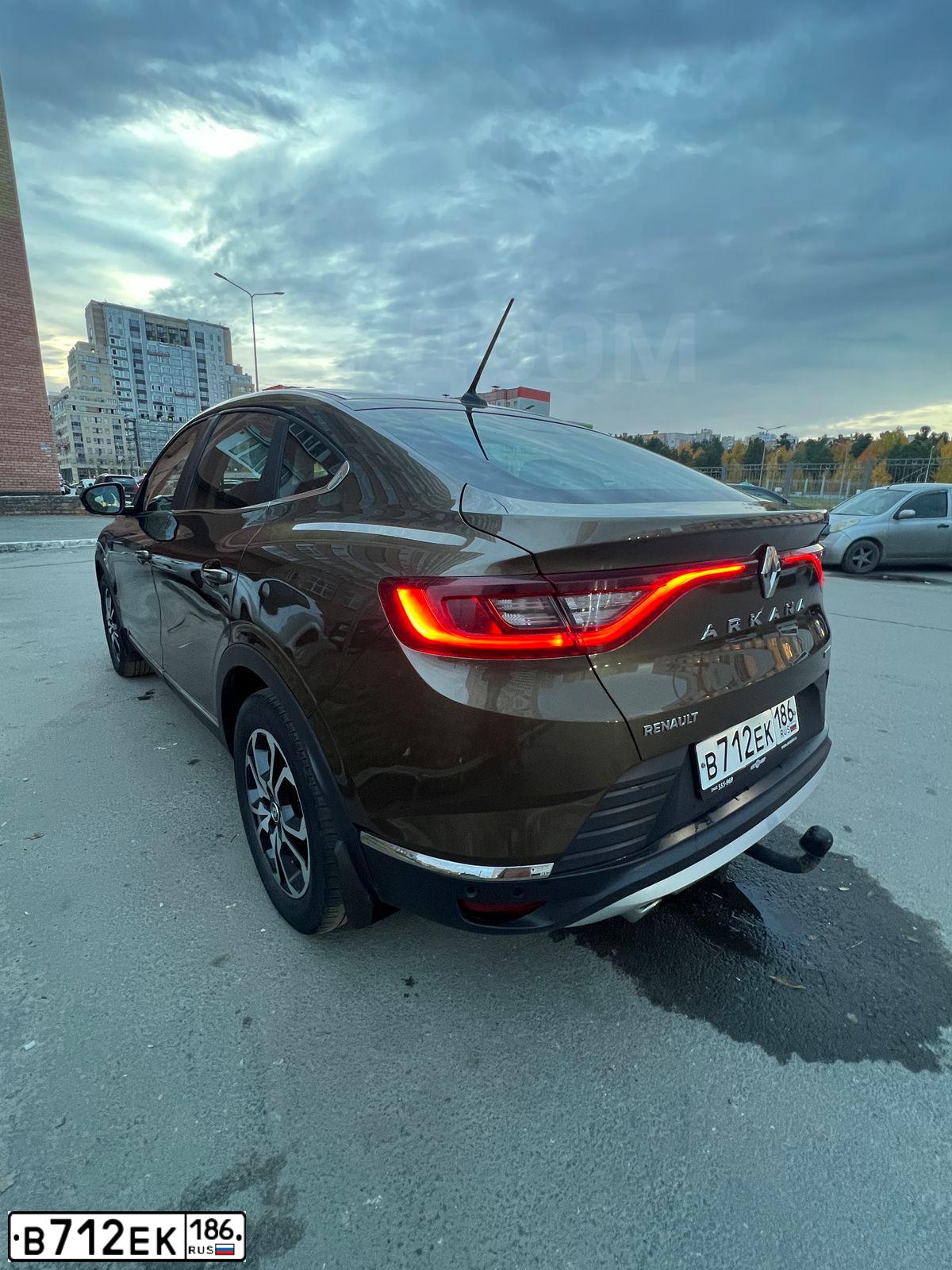 Фото автомобиля RENAULT ARKANA, 2019 — госномер В712ЕК186. Цвет: Коричневый