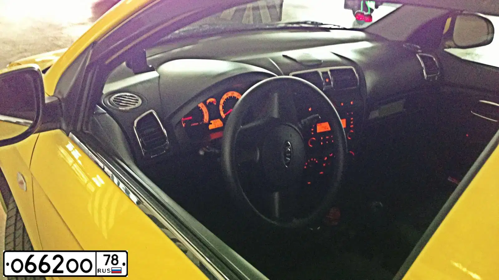 Фото автомобиля CHEVROLET AVEO, 2012 — госномер О662ОО78. Цвет: Красный