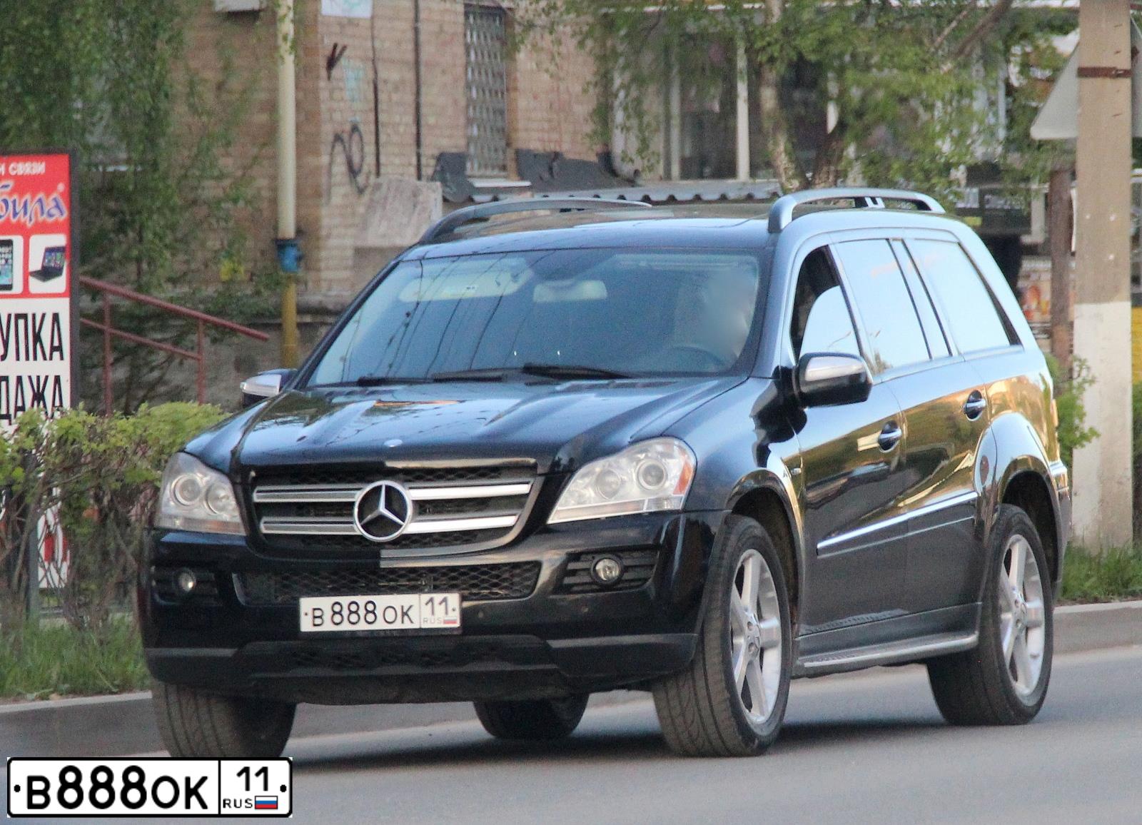 Фото автомобиля MERCEDES C-KLASSE, 2004 — госномер Е698КР124. Цвет: СЕРЫЙ