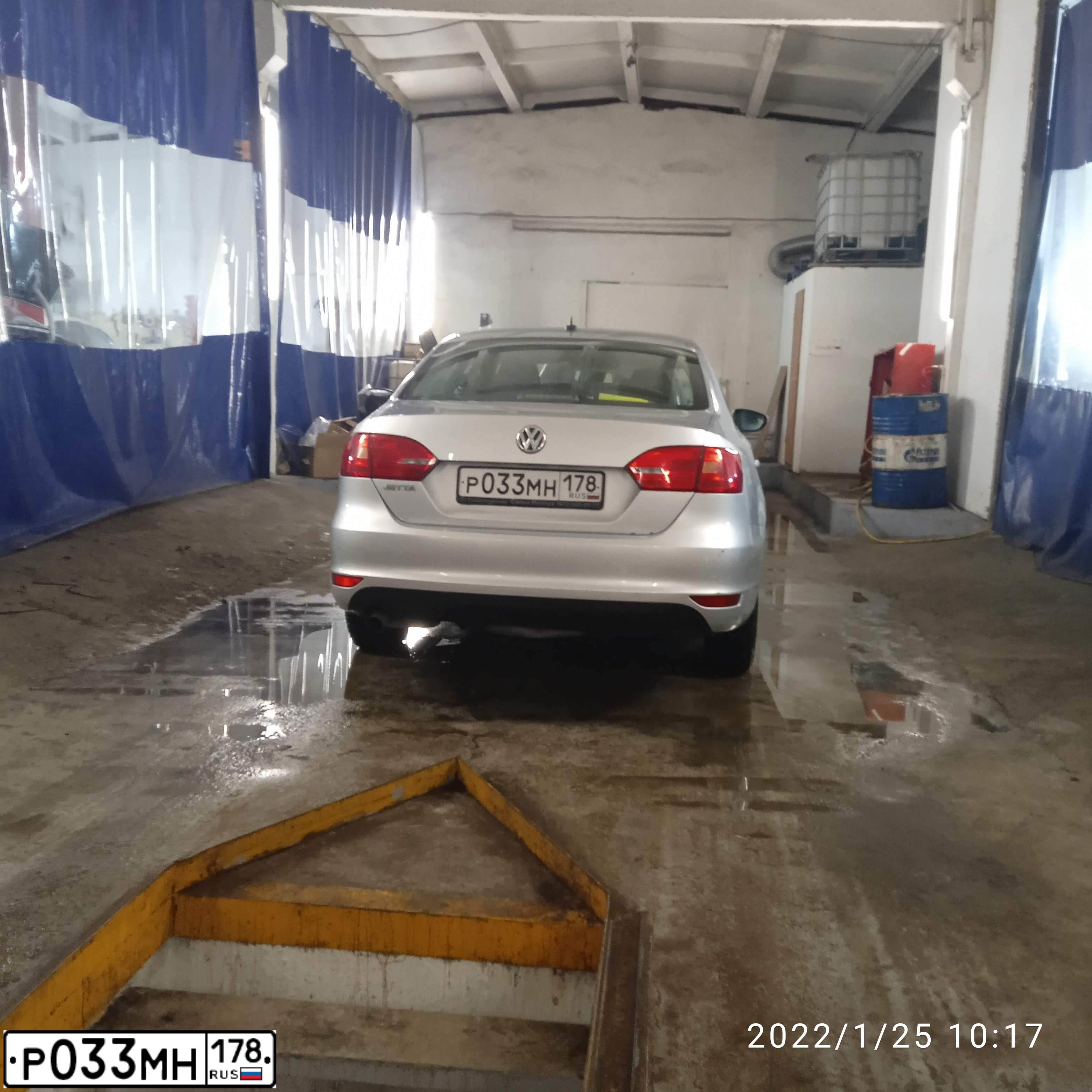 Фото автомобиля VOLKSWAGEN JETTA, 2013 — госномер Р033МН178. Цвет: СЕРЕБРИСТЫЙ