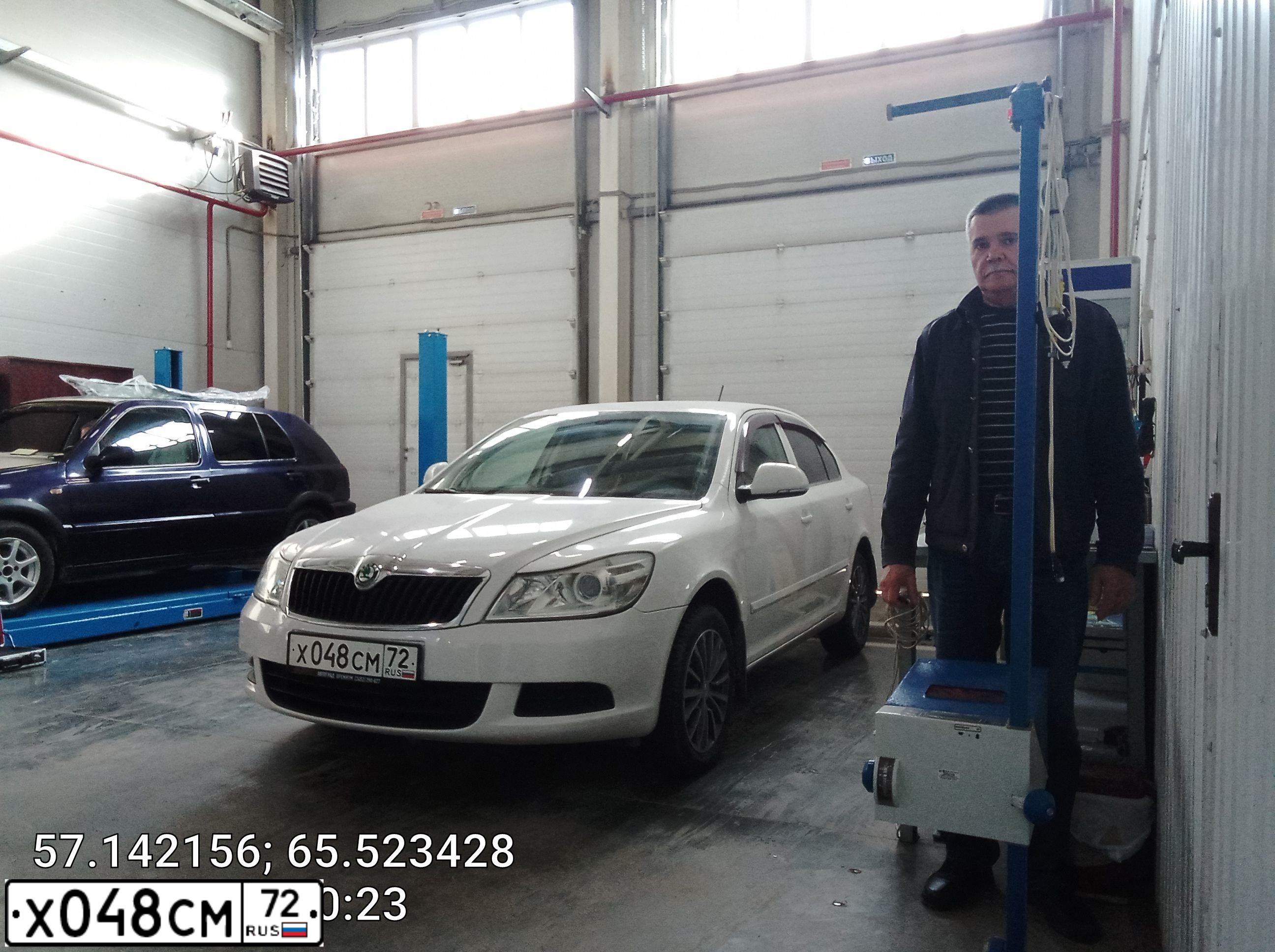 Фото автомобиля SKODA OCTAVIA, 2013 — госномер Е003ЕР72. Цвет: Белый