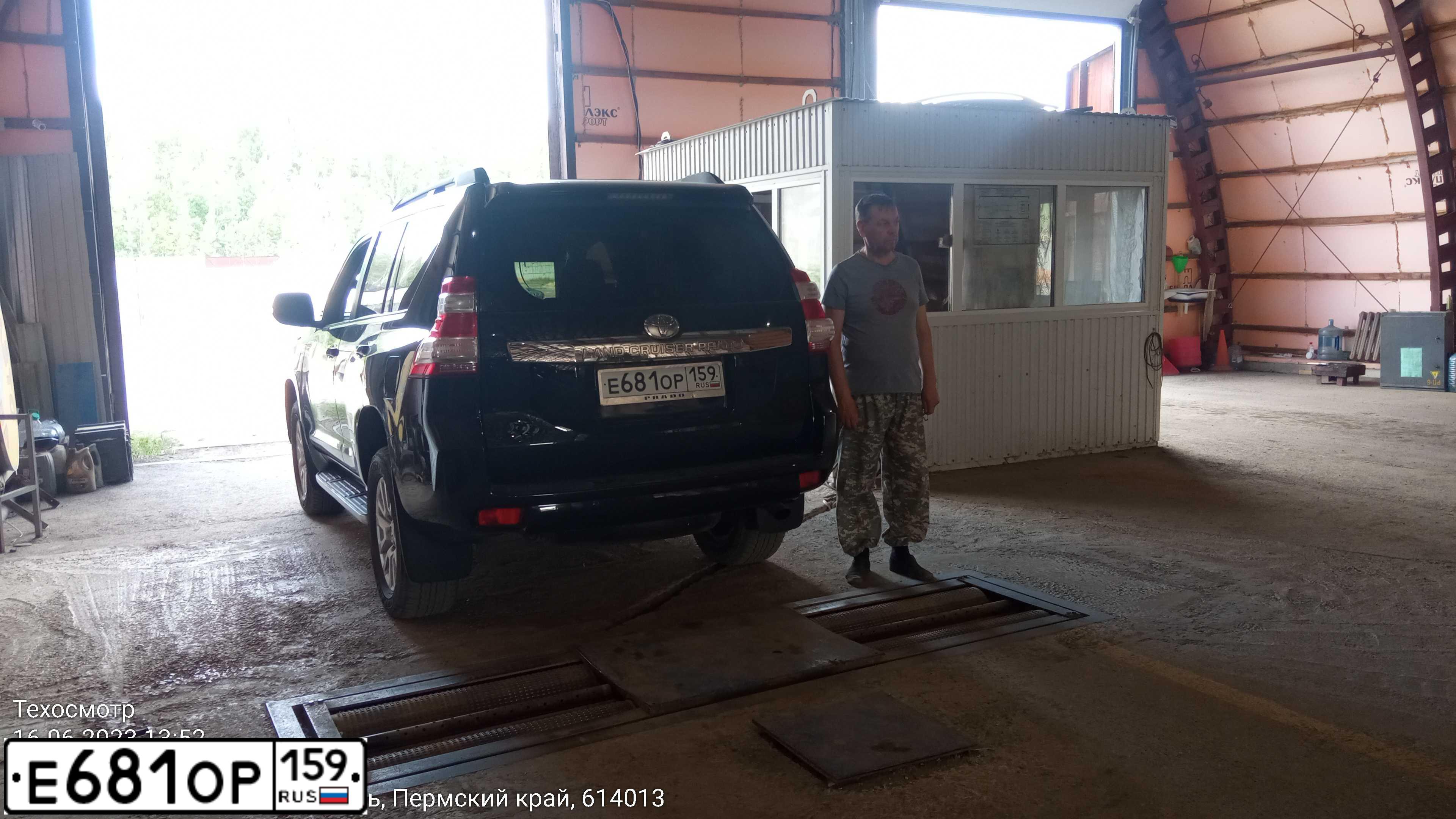 Фото автомобиля TOYOTA LANDCRUISER, 2014 — госномер Е681ОР159. Цвет: ЧЕРНЫЙ
