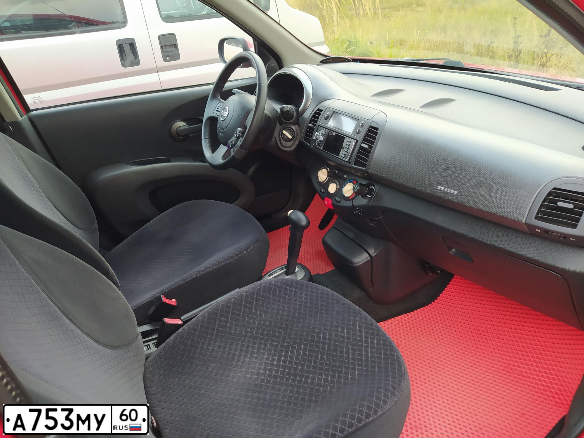 Фото автомобиля NISSAN MICRA, 2004 — госномер Е009КВ60. Цвет: Красный