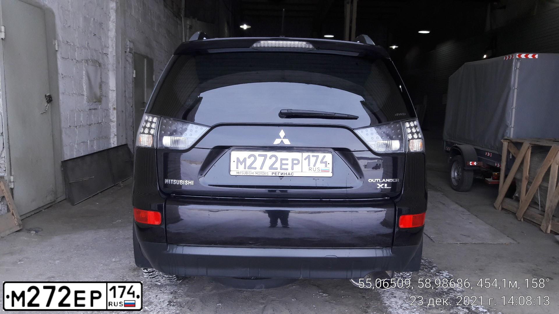 Фото автомобиля MITSUBISHI OUTLANDER, 2007 — госномер М272ЕР174. Цвет: ЧЕРНЫЙ