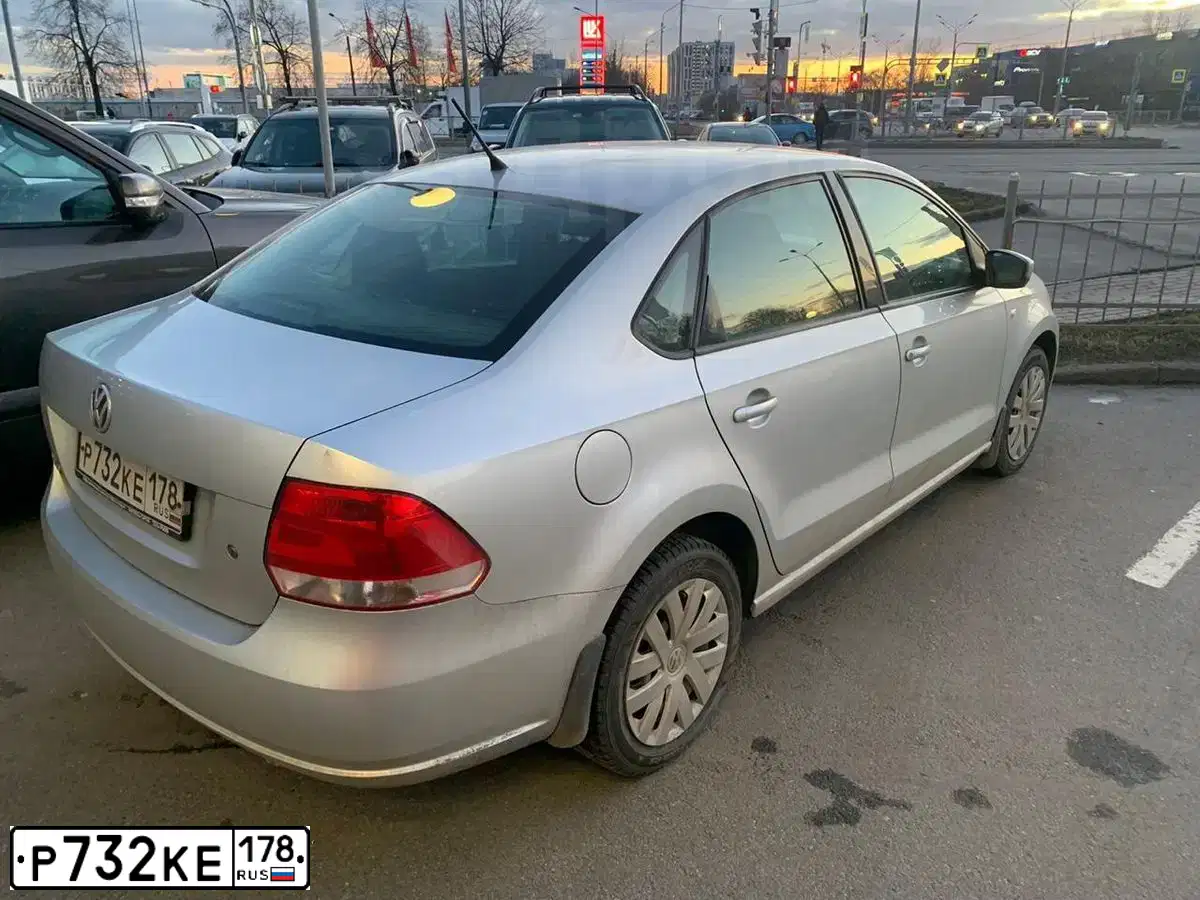 Фото автомобиля VOLKSWAGEN POLO, 2014 — госномер Р732КЕ178. Цвет: Серебристый
