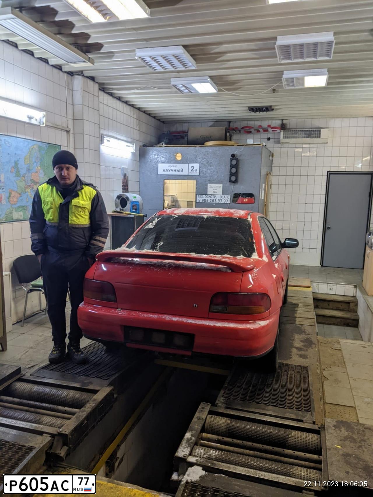 Фото автомобиля SUBARU IMPREZA, 1998 — госномер Р984УТ790. Цвет: КРАСНЫЙ СВЕТЛЫЙ