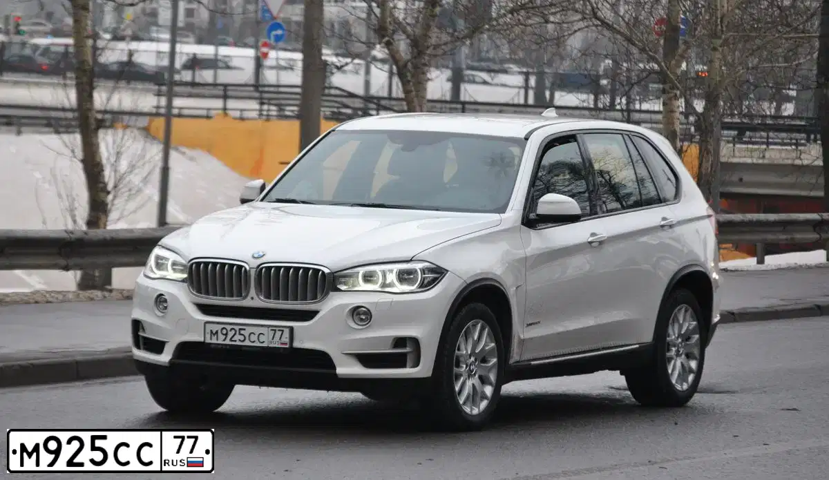 Фото автомобиля BMW X5, 2013 — госномер Т262АУ180. Цвет: Белый