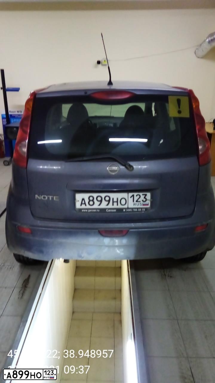 Фото автомобиля NISSAN NOTE, 2007 — госномер В104ВТ199. Цвет: СЕРЫЙ