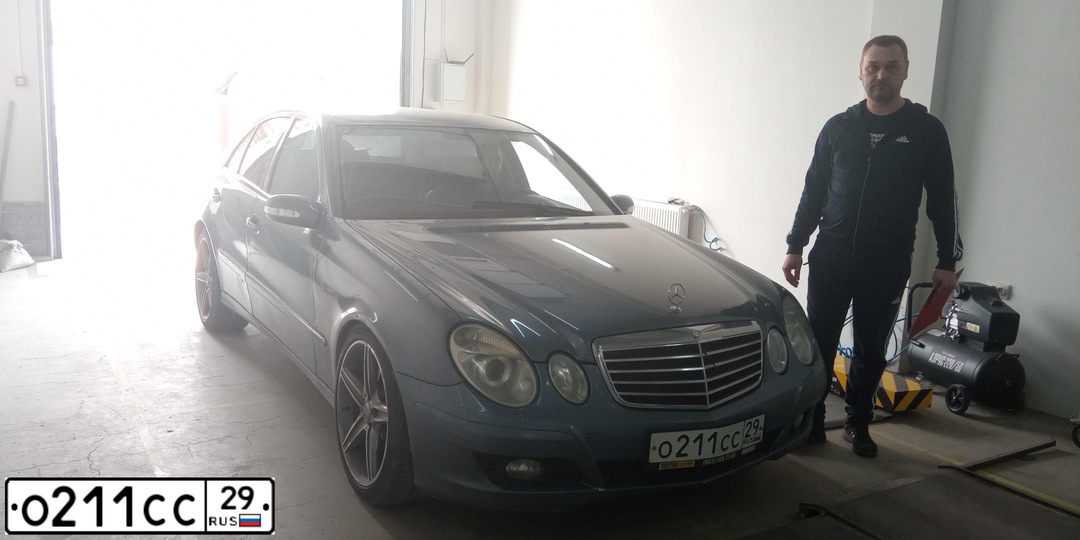 Фото автомобиля MERCEDES E-KLASSE, 2004 — госномер В614НУ198. Цвет: Серо-Синий
