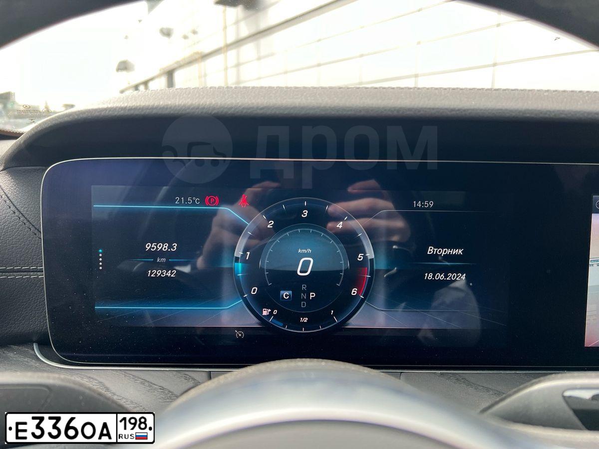 Фото автомобиля MERCEDES-BENZ E220D, 2019 — госномер Т786КВ198. Цвет: синий